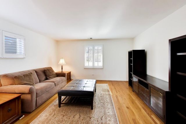 107 Briarwood Lane, Oak Brook, IL 60523