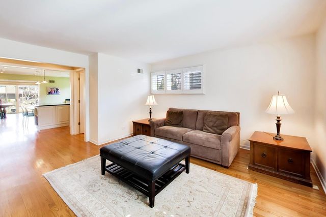 107 Briarwood Lane, Oak Brook, IL 60523