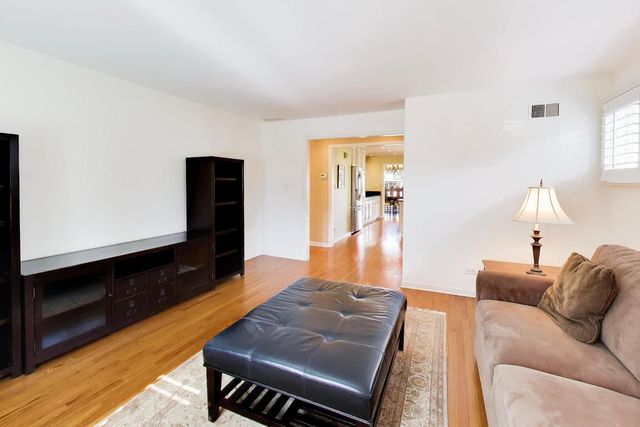 107 Briarwood Lane, Oak Brook, IL 60523