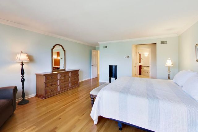 107 Briarwood Lane, Oak Brook, IL 60523