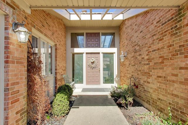 107 Briarwood Lane, Oak Brook, IL 60523