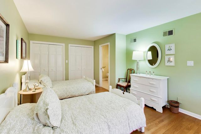 107 Briarwood Lane, Oak Brook, IL 60523