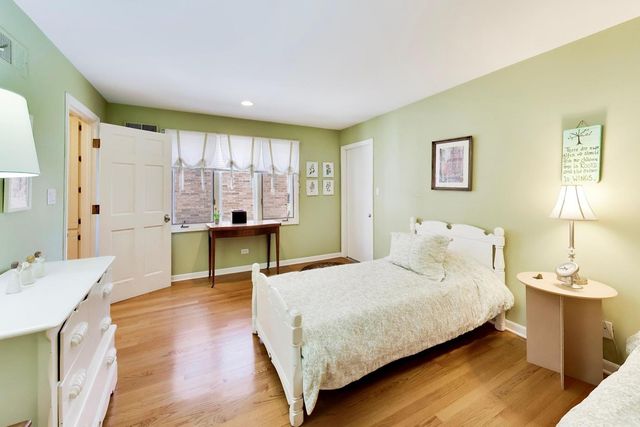 107 Briarwood Lane, Oak Brook, IL 60523