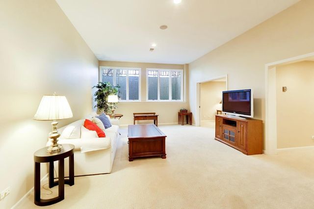 107 Briarwood Lane, Oak Brook, IL 60523