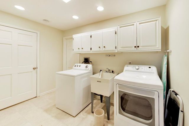 107 Briarwood Lane, Oak Brook, IL 60523