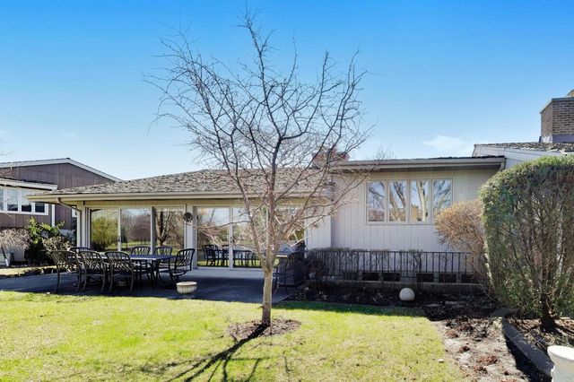 107 Briarwood Lane, Oak Brook, IL 60523