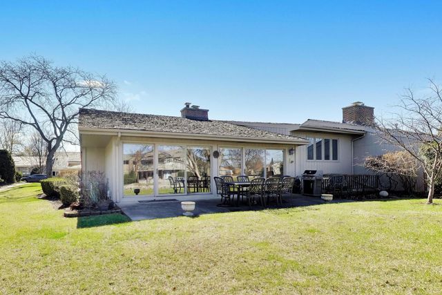 107 Briarwood Lane, Oak Brook, IL 60523