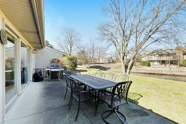 107 Briarwood Lane, Oak Brook, IL 60523