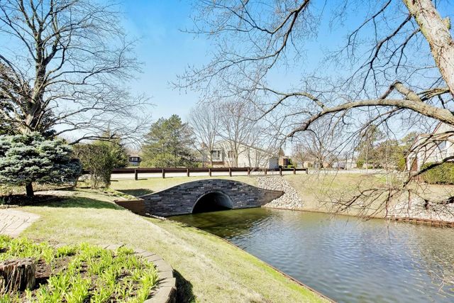 107 Briarwood Lane, Oak Brook, IL 60523