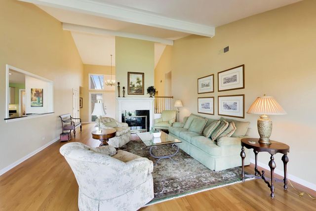 107 Briarwood Lane, Oak Brook, IL 60523