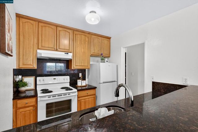 2005 Pleasant Valley Ave 103, Oakland, CA 94611