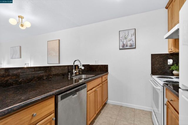 2005 Pleasant Valley Ave 103, Oakland, CA 94611