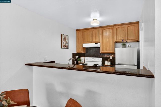 2005 Pleasant Valley Ave 103, Oakland, CA 94611