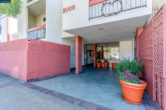 2005 Pleasant Valley Ave 103, Oakland, CA 94611