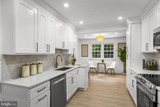 2 WOODS EDGE CT, Medford, NJ 08055