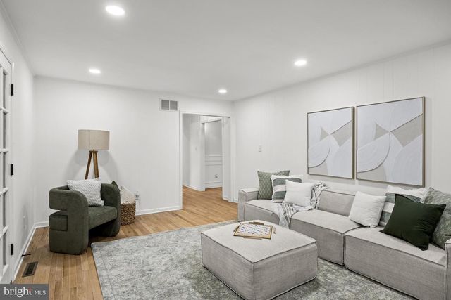 2 WOODS EDGE CT, Medford, NJ 08055
