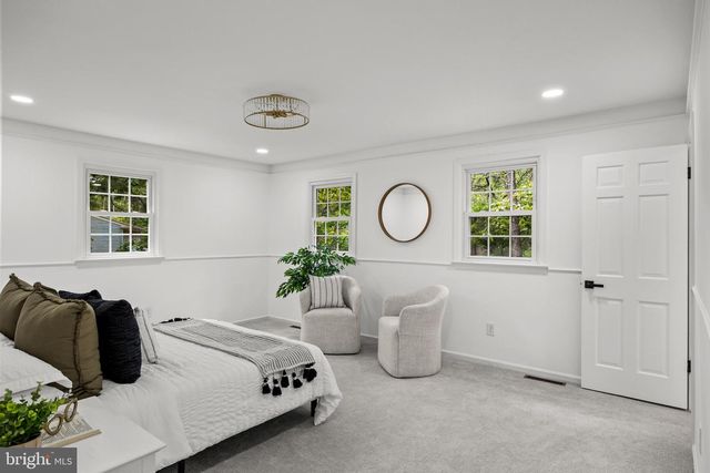 2 WOODS EDGE CT, Medford, NJ 08055