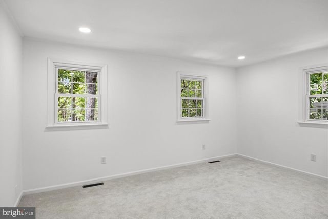 2 WOODS EDGE CT, Medford, NJ 08055