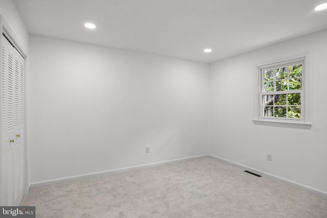 2 WOODS EDGE CT, Medford, NJ 08055