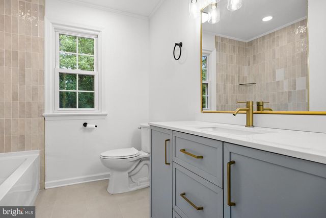 2 WOODS EDGE CT, Medford, NJ 08055