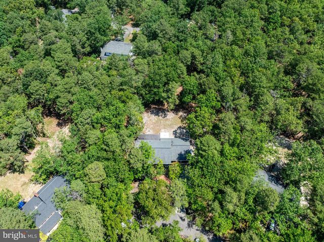 2 WOODS EDGE CT, Medford, NJ 08055