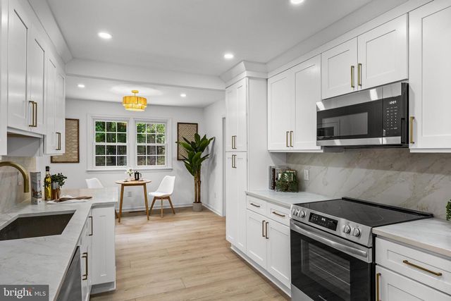 2 WOODS EDGE CT, Medford, NJ 08055