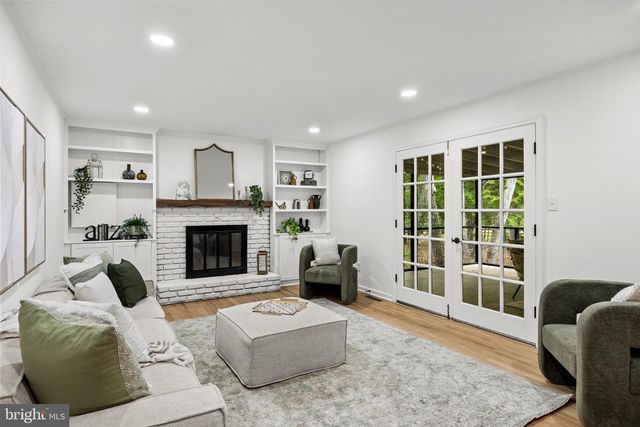 2 WOODS EDGE CT, Medford, NJ 08055