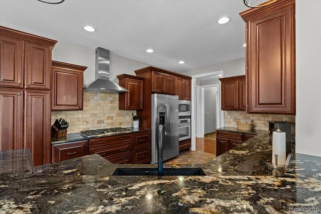 10511 Stoney Point Drive, South Lyon, MI 48178