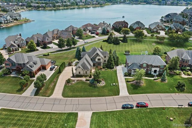 10511 Stoney Point Drive, South Lyon, MI 48178