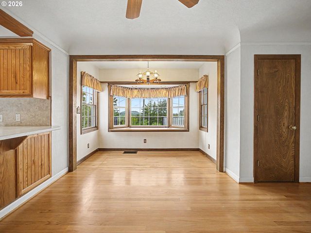 31216 Se DIVISION Dr, Troutdale, OR 97060