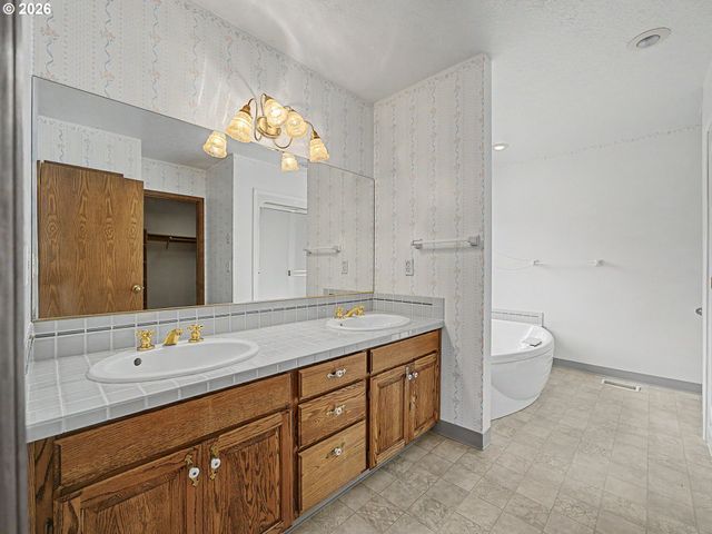 31216 Se DIVISION Dr, Troutdale, OR 97060