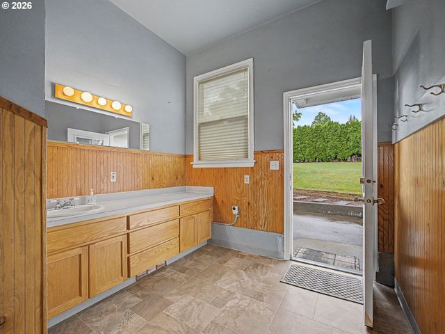31216 Se DIVISION Dr, Troutdale, OR 97060