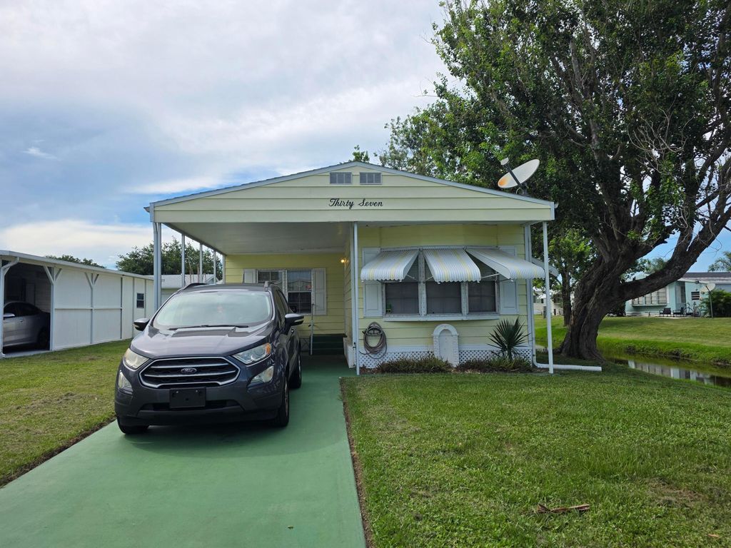 37 Los Lagos Road, Port St. Lucie, Port St Lucie, FL 34952