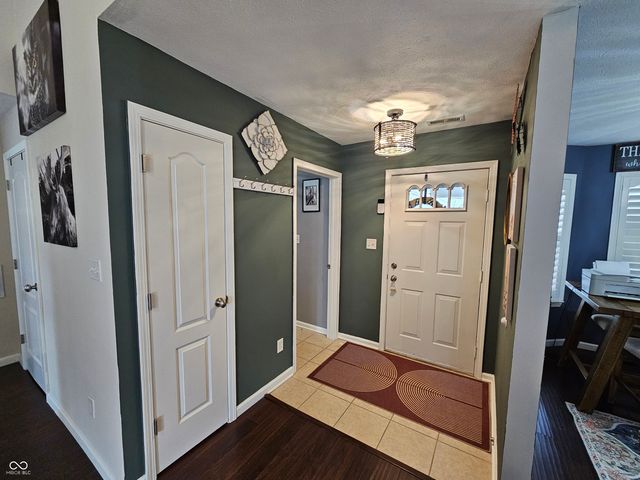 5747 Spring Oaks Way, Indianapolis, IN 46237