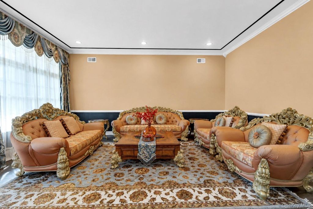 9 Hathaway Lane, Manhasset, NY 11030 — photo 2