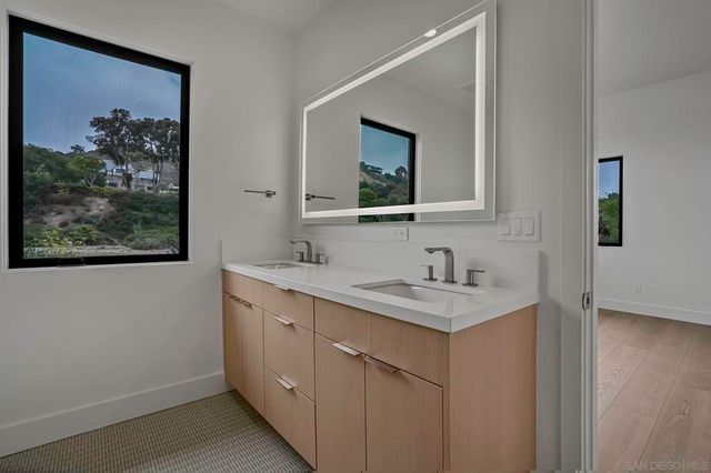 6255 Dowling Dr, La Jolla, CA 92037