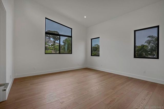 6255 Dowling Dr, La Jolla, CA 92037