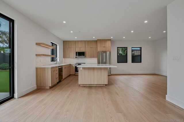 6255 Dowling Dr, La Jolla, CA 92037