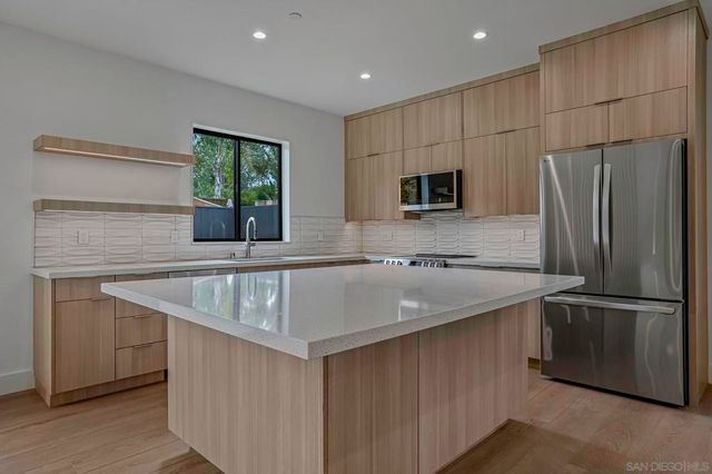 6255 Dowling Dr, La Jolla, CA 92037