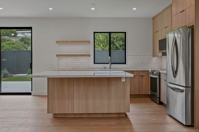 6255 Dowling Dr, La Jolla, CA 92037