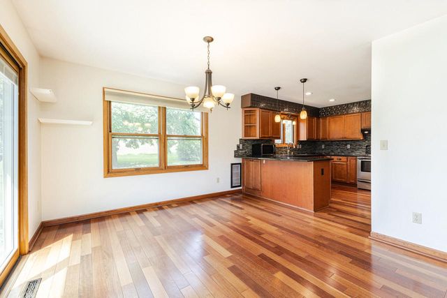 S32W31809 Squire COURT, Waukesha, WI 53189