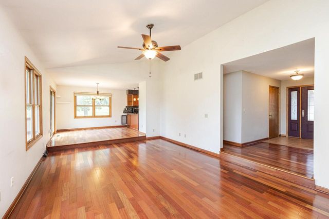 S32W31809 Squire COURT, Waukesha, WI 53189