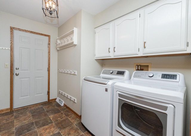 S32W31809 Squire COURT, Waukesha, WI 53189