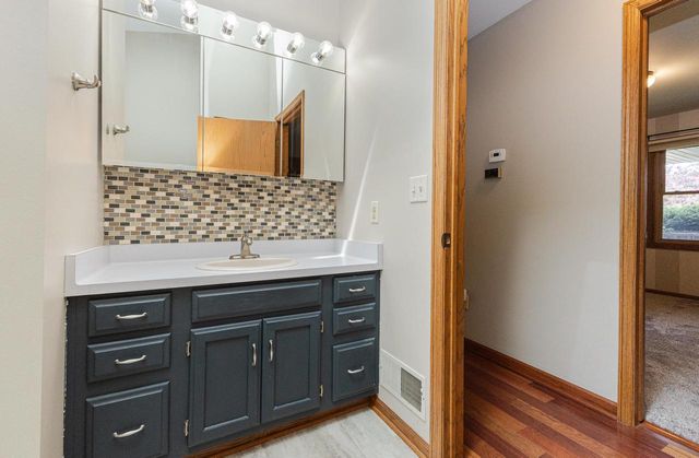 S32W31809 Squire COURT, Waukesha, WI 53189