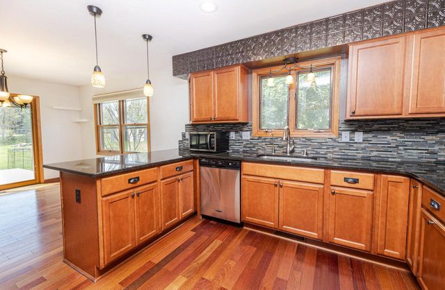 S32W31809 Squire COURT, Waukesha, WI 53189