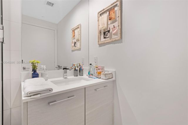 650 NE 32nd St 703, Miami, FL 33137
