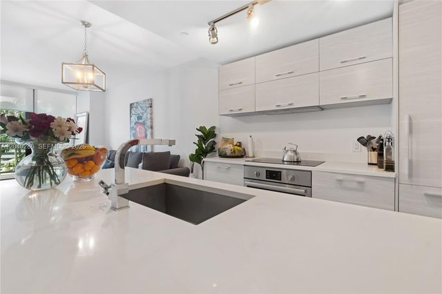 650 NE 32nd St 703, Miami, FL 33137