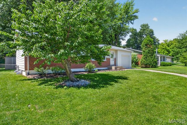 139 Woodlawn Drive, St Charles, MO 63301