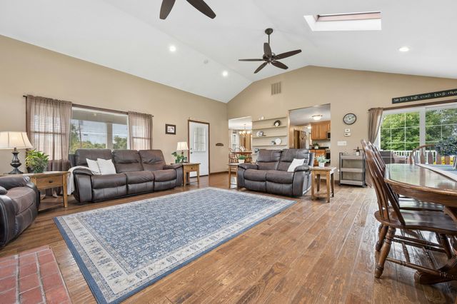 196 Eight Lots Rd, Sutton, MA 01590