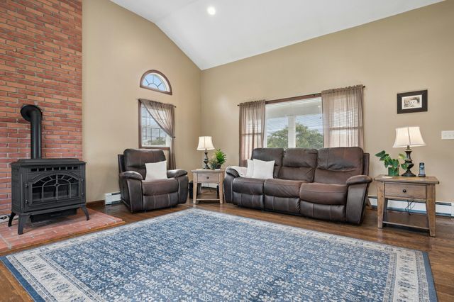 196 Eight Lots Rd, Sutton, MA 01590